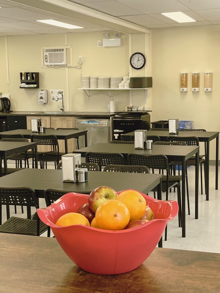 Station de café pour résidents du camp
